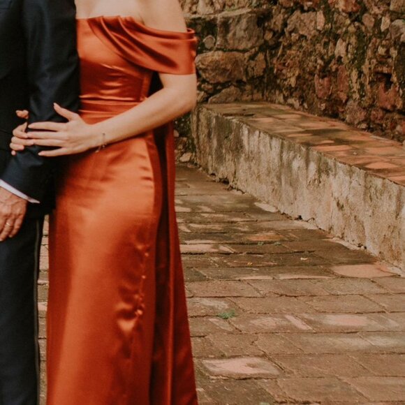 Formal dress - Picture 1 of 4